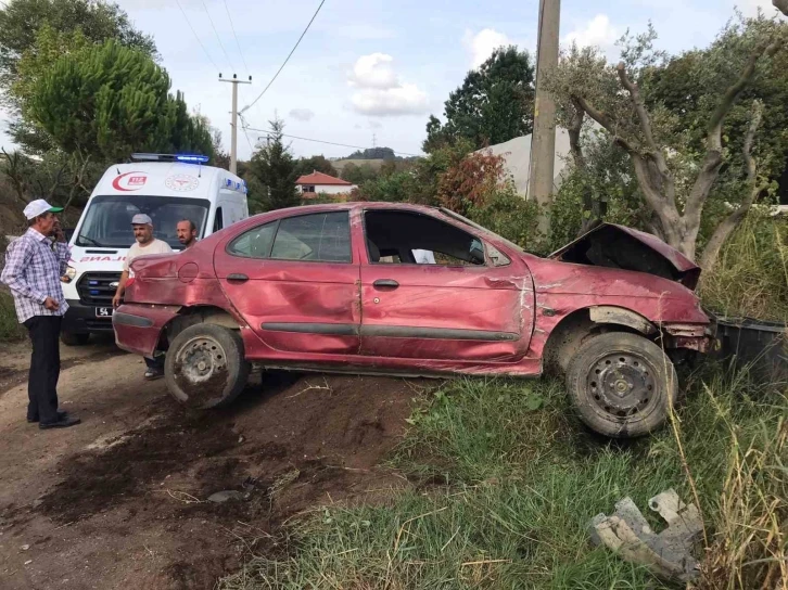 Yoldan çıkan araç fidanlığa uçtu: Sıkışan sürücüyü itfaiye kurtardı
