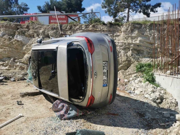 Yoldan çıkan lüks araç inşaat alanına devrildi
