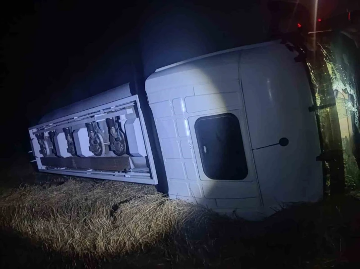 Yoldan çıkan yakıt tankeri devrildi: 3 yaralı
