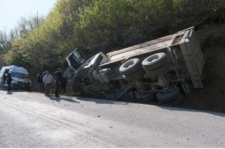 Yoldan hafriyat kamyonu yan yattı: 1 yaralı
