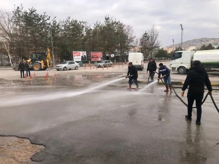 Yollar basınçlı suyla yıkanıyor çevre temizliği aralıksız devam ediyor
