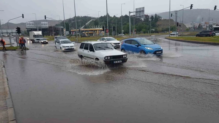 Yollar göle döndü, sürücüler zor anlar yaşadı
