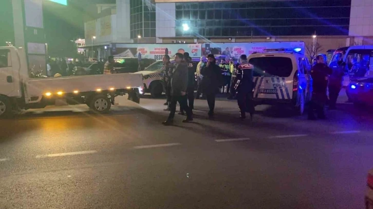 Bursa'da yolu kesip çiftetelli oynadılar