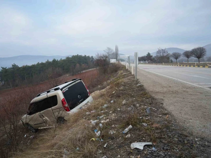 Yolu şaşıran sürücü, tarlaya uçtu: 3 yaralı
