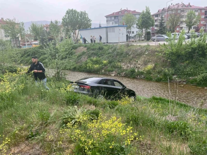 Yolunu kaybeden vatandaş gece su kanalına uçtu, sabah otomobilini kurtarmaya geldi
