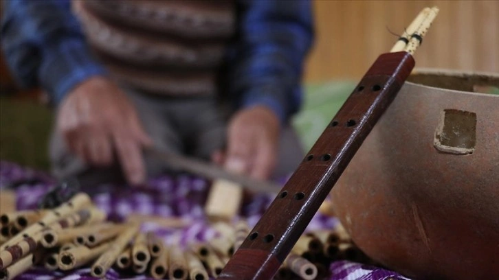 Yörük ezgileri eşliğinde, 7 yıldır tekerlekli sandalyeye bağımlı eşine bakıyor