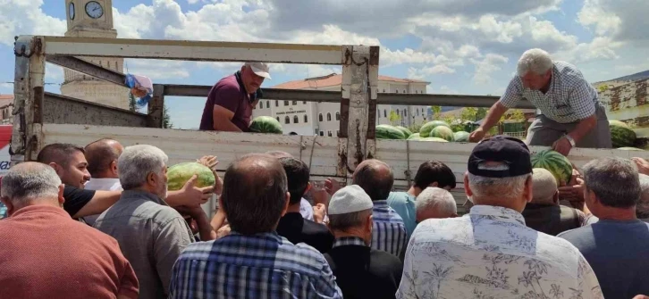 17 ton karpuzu hayır için dağıttı