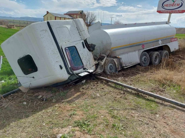 Yozgat’ta devrilen akaryakıt tankerinin sürücüsü yaralandı