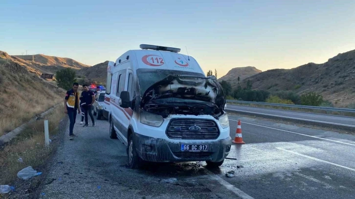 Seyir halindeki ambulans alev aldı