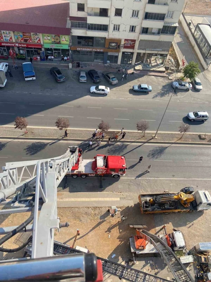 Yük asansörü rüzgara dayanamadı
