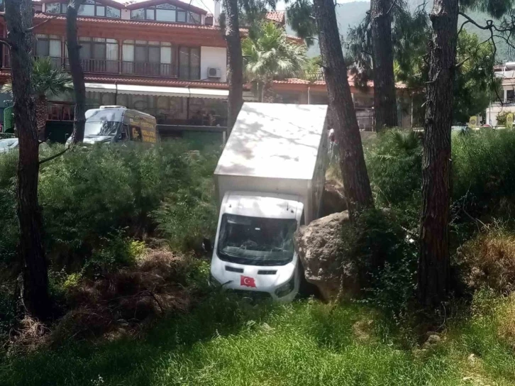 Yük indirmek için duran kamyonet ormanlık alana kaydı
