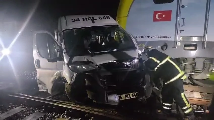 Yük treni ile servis minibüsü çarpıştı: 4 yaralı
