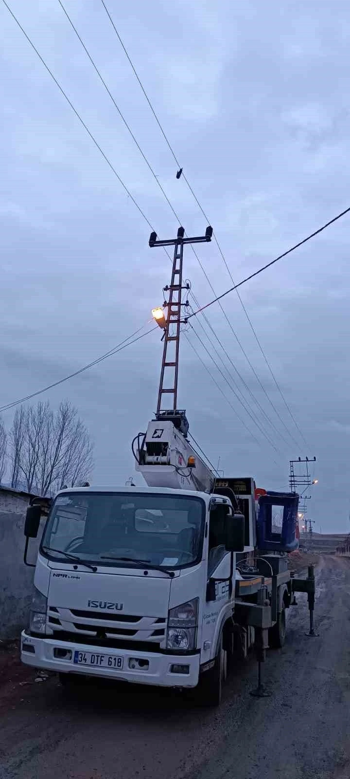 Yüksek gerilim hattına takılan güvercin ekipler tarafından kurtarıldı
