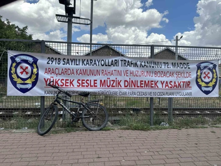 Yüksek sesli müziğe pankartlı uyarı
