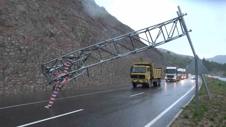 Yüksekliği hesaplayamayan iş makinesi yüklü kamyon uyarı tabelasını devirdi
