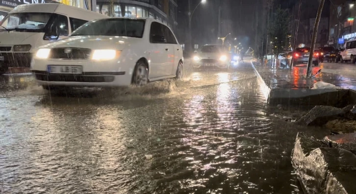 Yüksekova’da caddeler göle döndü, araçlar adeta suda yüzdü
