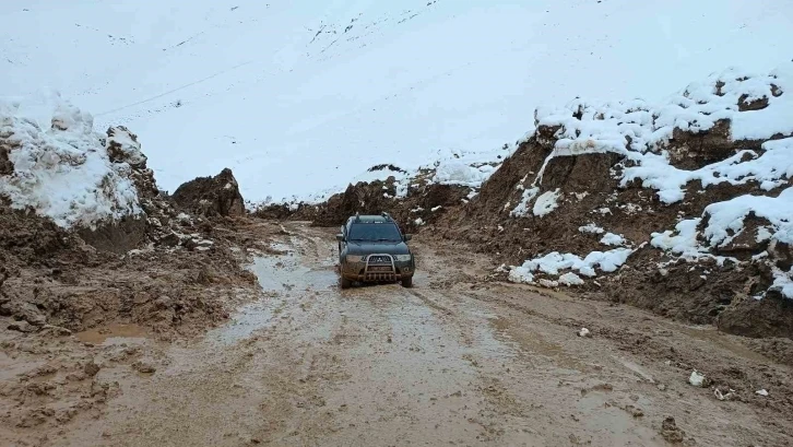 Yüksekova’da heyelan sonucu kapan köy yolu kontrollü olarak açıldı
