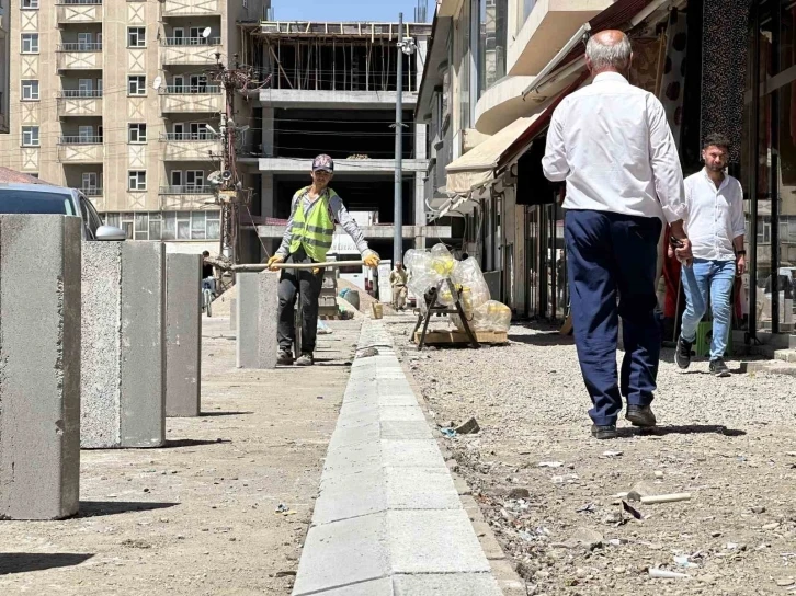 Yüksekova’da kaldırım yapım çalışmaları sürüyor
