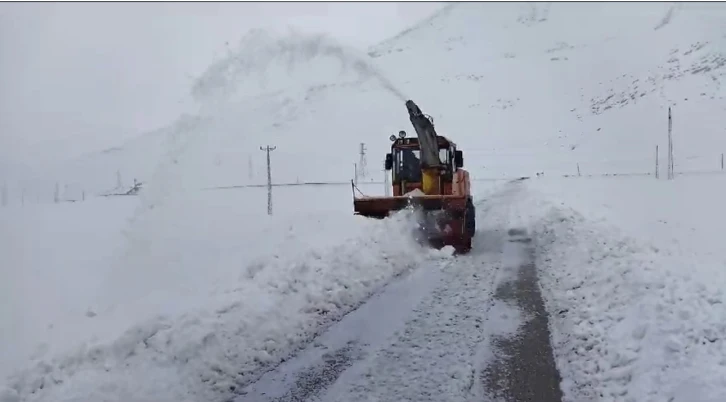 Yüksekova’da kapalı yollar açılıyor
