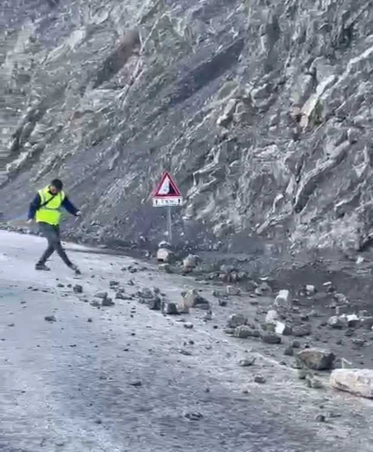 Yüksekova yeni köprü yolu sürücülerin korkulu rüyası haline geldi
