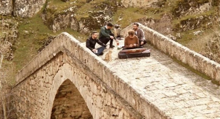 Yüksekovalı gezgin öğretmen bu sefer doğaya dikkat çekmek için santur çaldı
