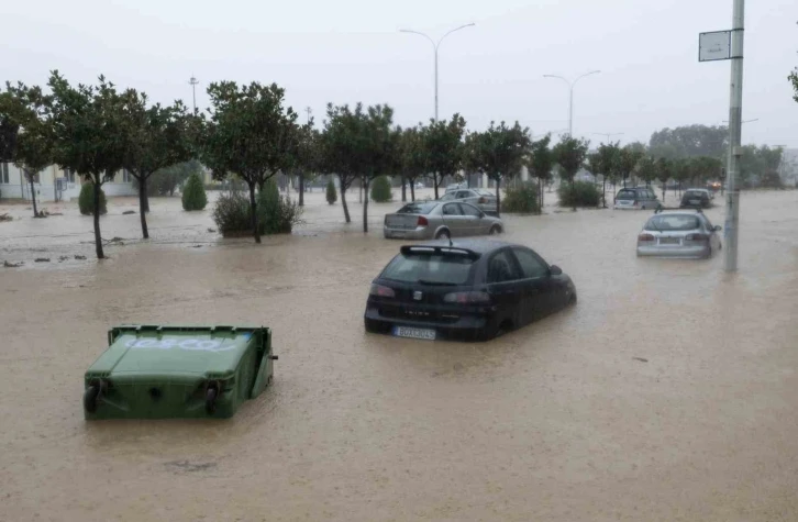 Yunanistan’daki selde ölü sayısı 3’e yükseldi
