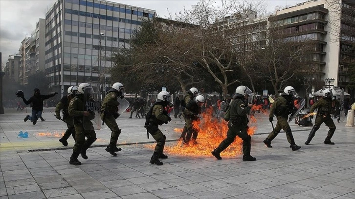 Yunanistan'da tren kazasında hayatını kaybedenler için yapılan eyleme polis müdahale etti