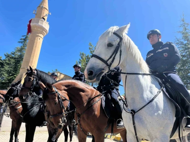 Yunus’un türbesi kapısındaki atlı jandarmalara yoğun ilgi
