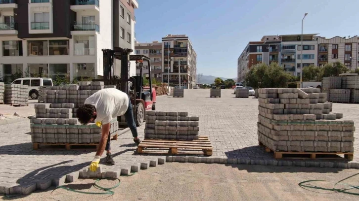 Yunusemre’den 7 sokakta taş döşeme çalışması
