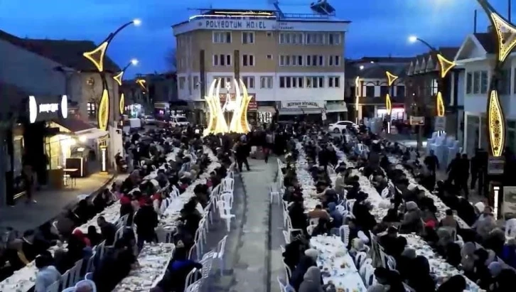 Yüzlerce kişi aynı iftar sofrasında bir araya geldi
