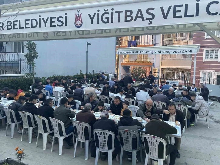 Yüzlerce Manisalı Yiğitbaş Veli Hazretlerinin manevi huzurunda oruç açtı
