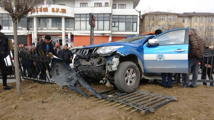 Zabıta aracına kamyonet çarptı, 3 kişi yaralandı
