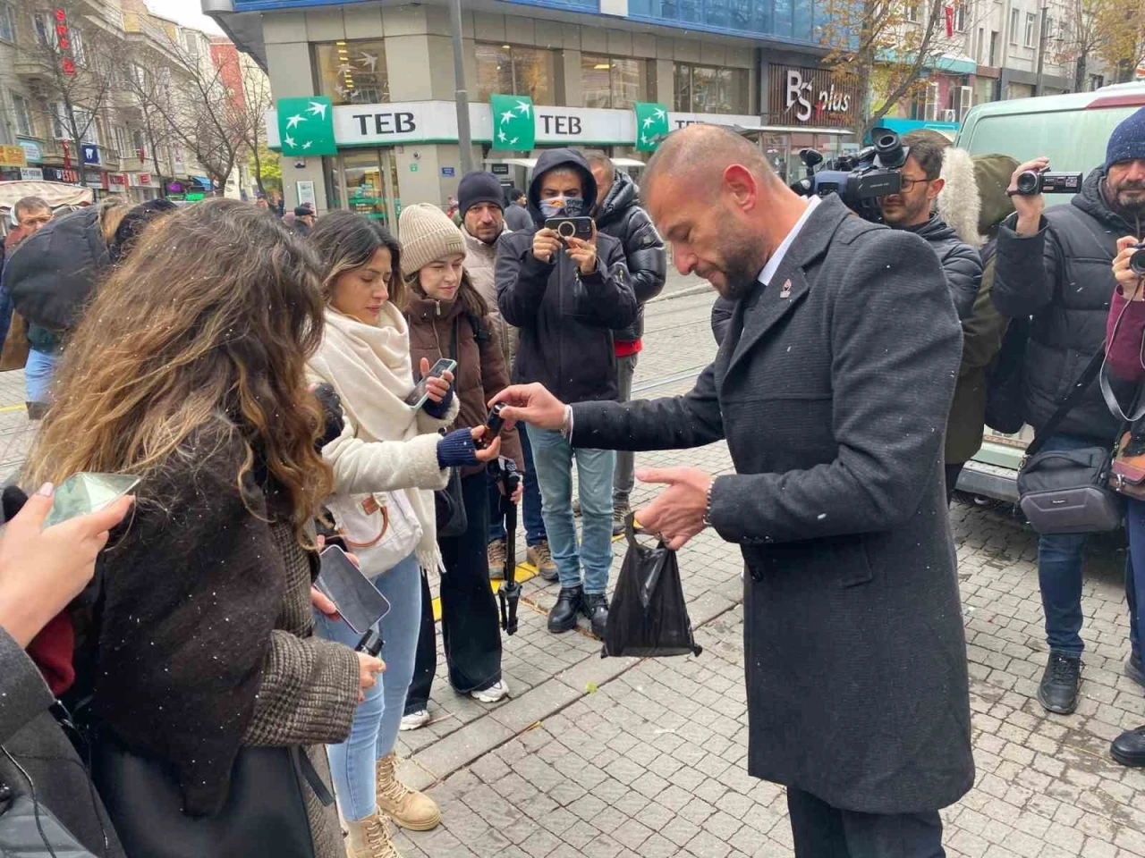 Zafer Partisi Eskişehir İl Başkanlığı’ndan kadınlara yasaklı biber gazı ikramı
