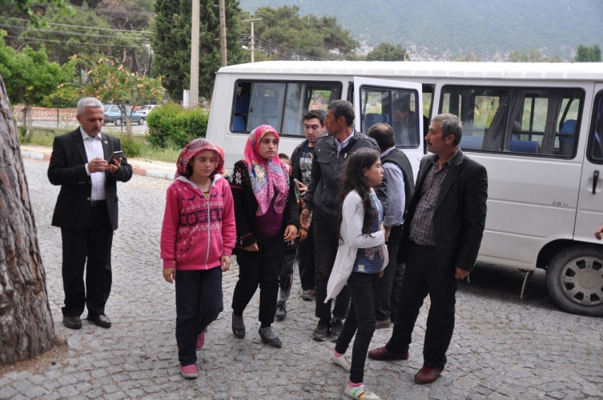 Manisa’da 50 öğrenci yemekten zehirlendi