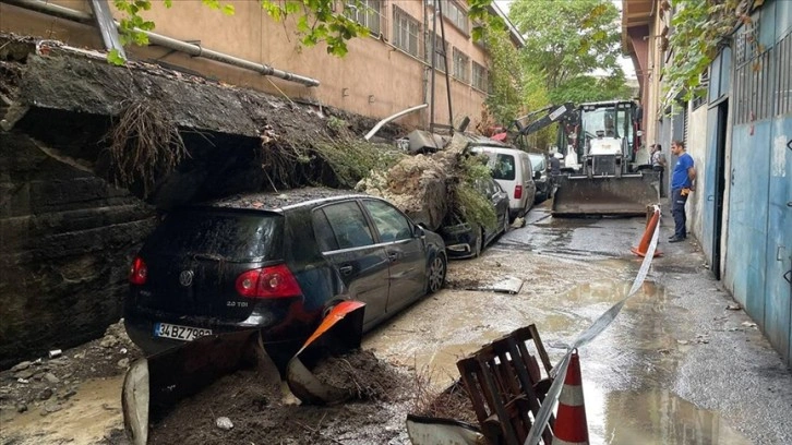 Zeytinburnu'nda çöken istinat duvarı araçlara zarar verdi