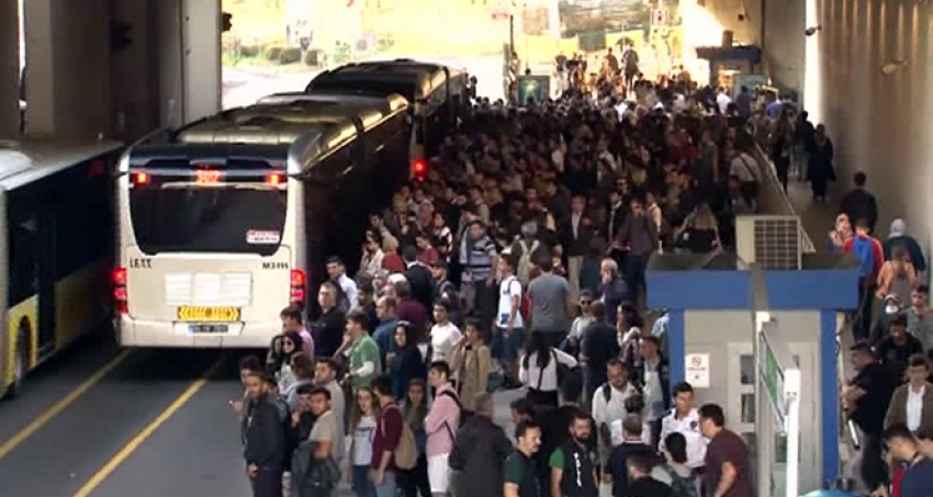 Zincirlikuyu metrobüs durağında insan seli.