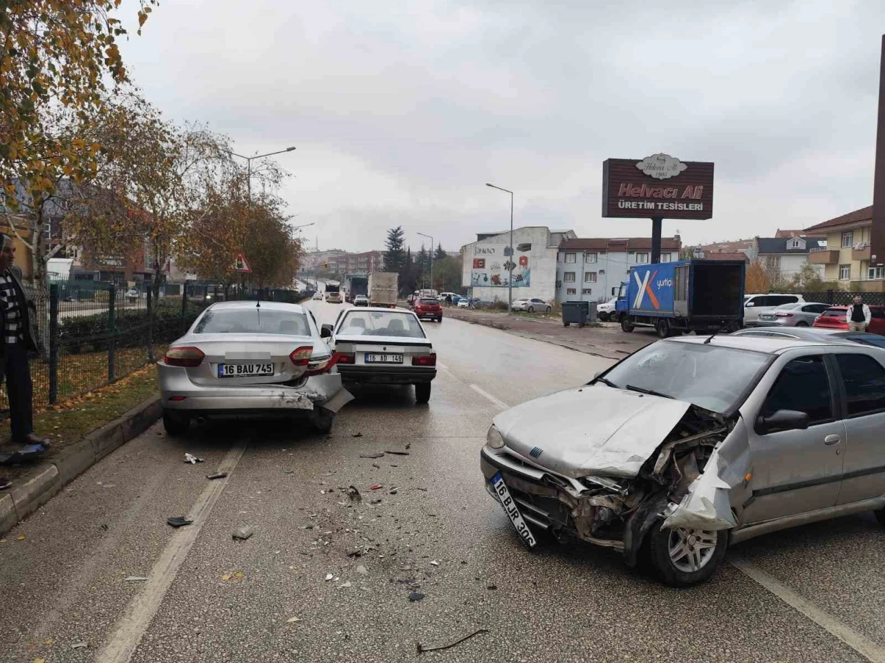 Zincirleme kazada 1’i bebek 3 kişi yaralandı