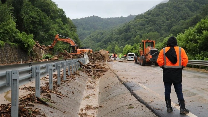 Zonguldak-İstanbul kara yolu heyelan nedeniyle ulaşıma kapatıldı