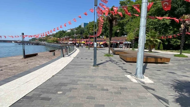 Zonguldak’ta vatandaşlar gölgelik alanlara kaçtı
