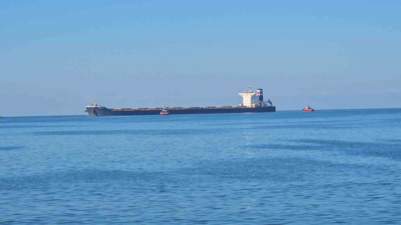 Zonguldak’ta yük gemisi karaya oturdu
