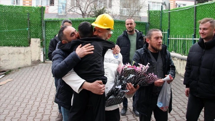 Zonguldaklı madenciler enkazdan kurtardıkları çocuğu ve annesini ziyaret etti