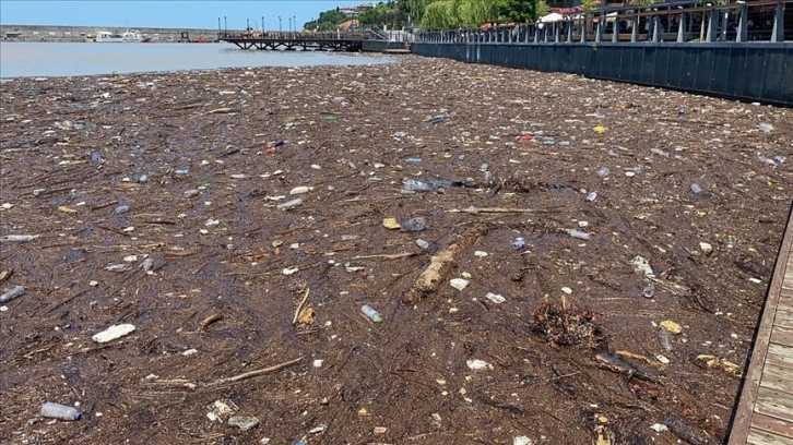 Zonguldak'ta selle denize sürüklenen atıklar limanda kirliliğe neden oldu