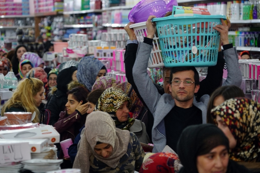 ’Ucuz’ satışlı açılış izdihama yol açtı