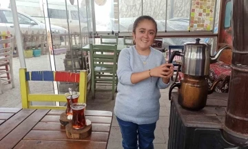 1 metre 35 cm boyundaki Saadet, her şeye rağmen zorlukları aşıyor
