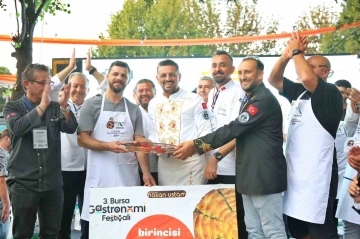 10 dakikada 15 metre börek yedi, altınları kazandı