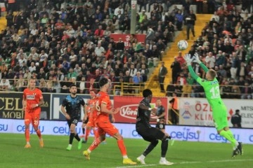 10 kişi kalan Adana Demirspor Alanya'da 2 puan bıraktı