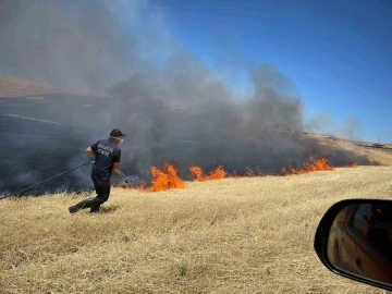 100 dönümlük alanda etkili anız yangını 4 saatte söndürüldü
