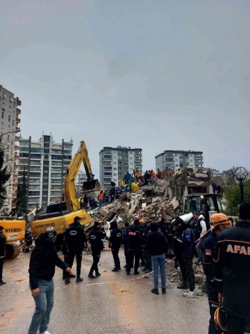 100 kişiye mezar olan apartmanın müteahhitti baba-kız aranıyor
