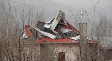 107 kilometre hıza ulaşan şiddetli fırtına çatıları uçurdu
