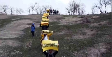 11 ilin isminin yazdığı pankartlarla doğa yürüyüşü
